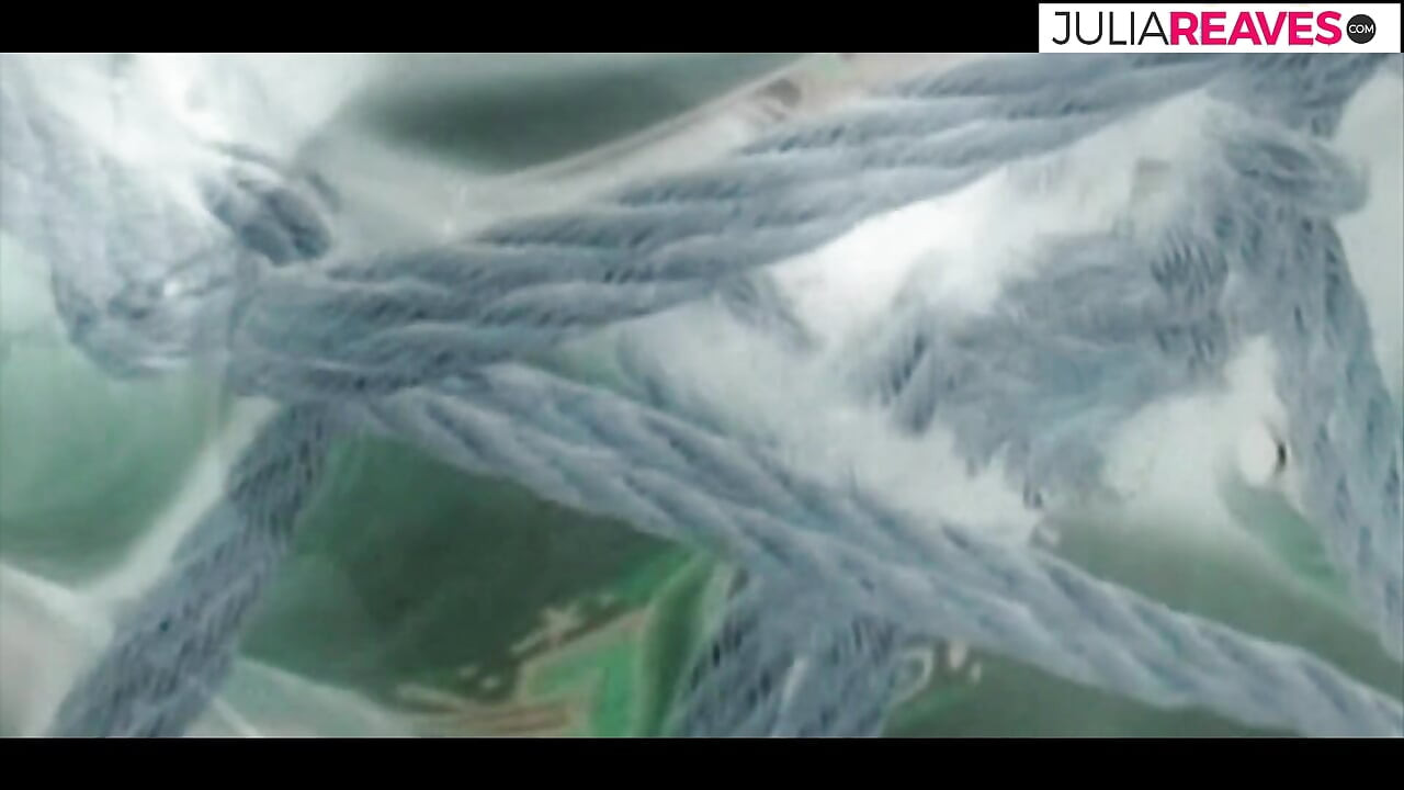 Drobna cycata trójka ostro zerżnięta i zdominowana przez muskularnego mężczyznę