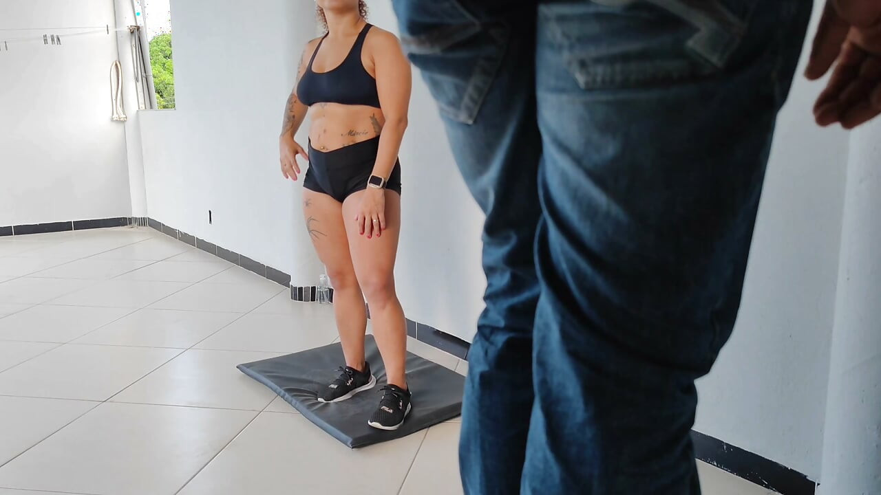 NEIGHBOR OF THE APARTMENT UPSTAIRS GETS ALONG WITH SEEING HOT GIRL DOING EXERCISES ON THE BALCONY OF THE BUILDING