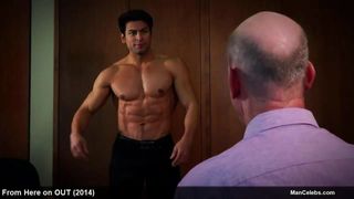 Мужчина-знаменитость TJ Hoban показывает свои мускулы и полностью обнаженное тело