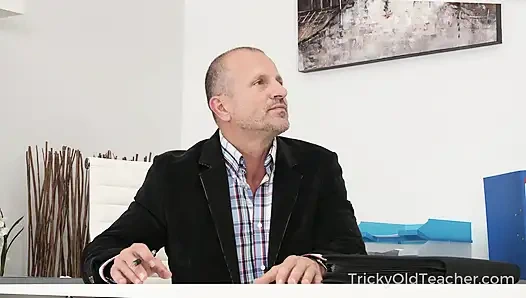 Sayang mencoba lulus dengan senyuman tapi tidak ada yang berhasil