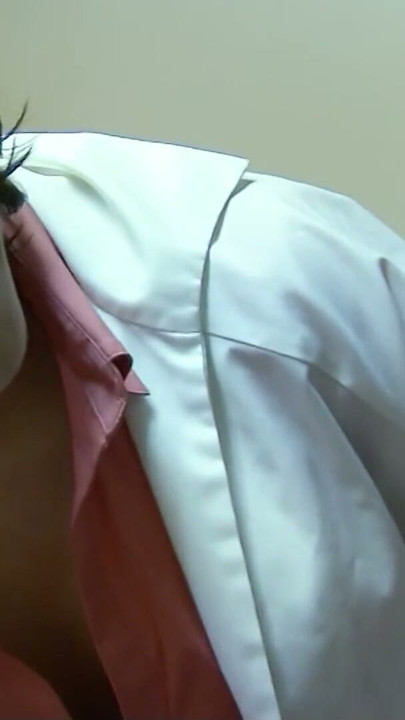 Erkek delisi kadın doktor hastasının büyük siyah canavar yarağına dokunmaya ve sikişmeye karşı koyamıyor | Klip 1