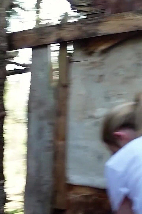 Duits meisje en haar magere beste latina-vriendin neuken vreemdeling nadat ze is betrapt