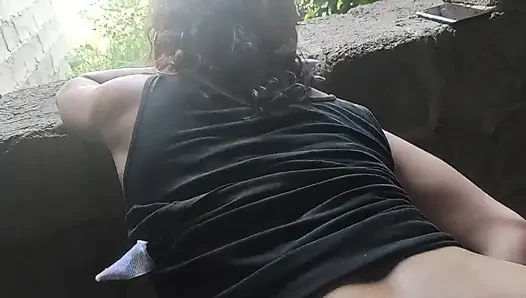 Beni ıssız bir yerde sikiyor ve beni bir fahişe gibi sikiyor, bir jet spermle götümü su basıyor.