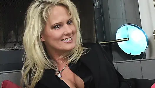 Heiße blonde MILF lutscht den schwanz ihres stiefsohns