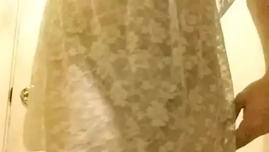 Yeni geceliğimde benim küçük korkak ganimetimi sallıyor