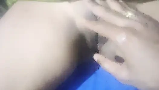 Bibi tiri menunjukkan memeknya kepada keponakan tirinya dan dipijat