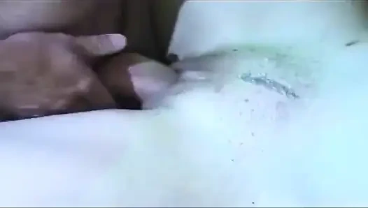 Der arsch der blondine wurde weit gedehnt in neon-gangbang-orgie