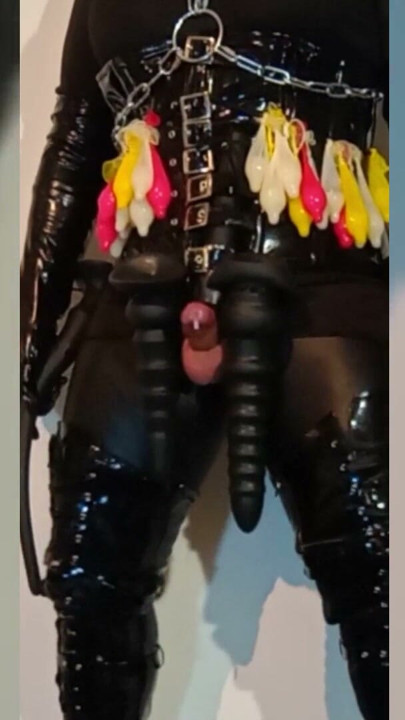PVC-nun cumar upprepade gånger av wand-vibrator och stora analleksaker | Clip 1