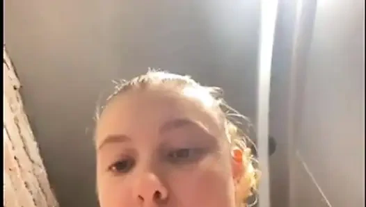 Трахаю киску крупным планом с большим членом