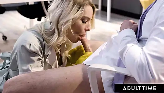 ADULT TIME - seksi ofis hizmetçisi Kenna James sinsi anal ilişki için aşırı çalışan evli patronla alay ediyor