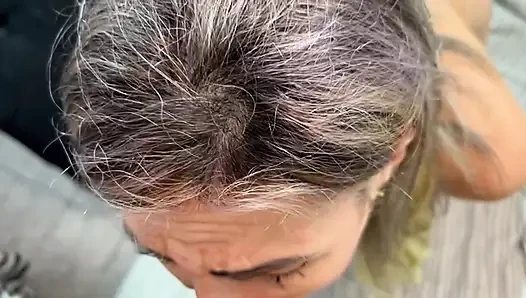 Cewek nakal rambut pirang ini nyepong kontolku dengan nikmat dan minta aku ngentot memeknya habis-habisan.