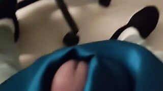 Pielęgniarka daje ręczną robotę w szatni z niebieskim satynowym garniturem (12)