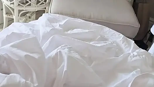 Orta yaşlı seksi kadın yakın sikiştikten sonra ve üzerine boşalıyor
