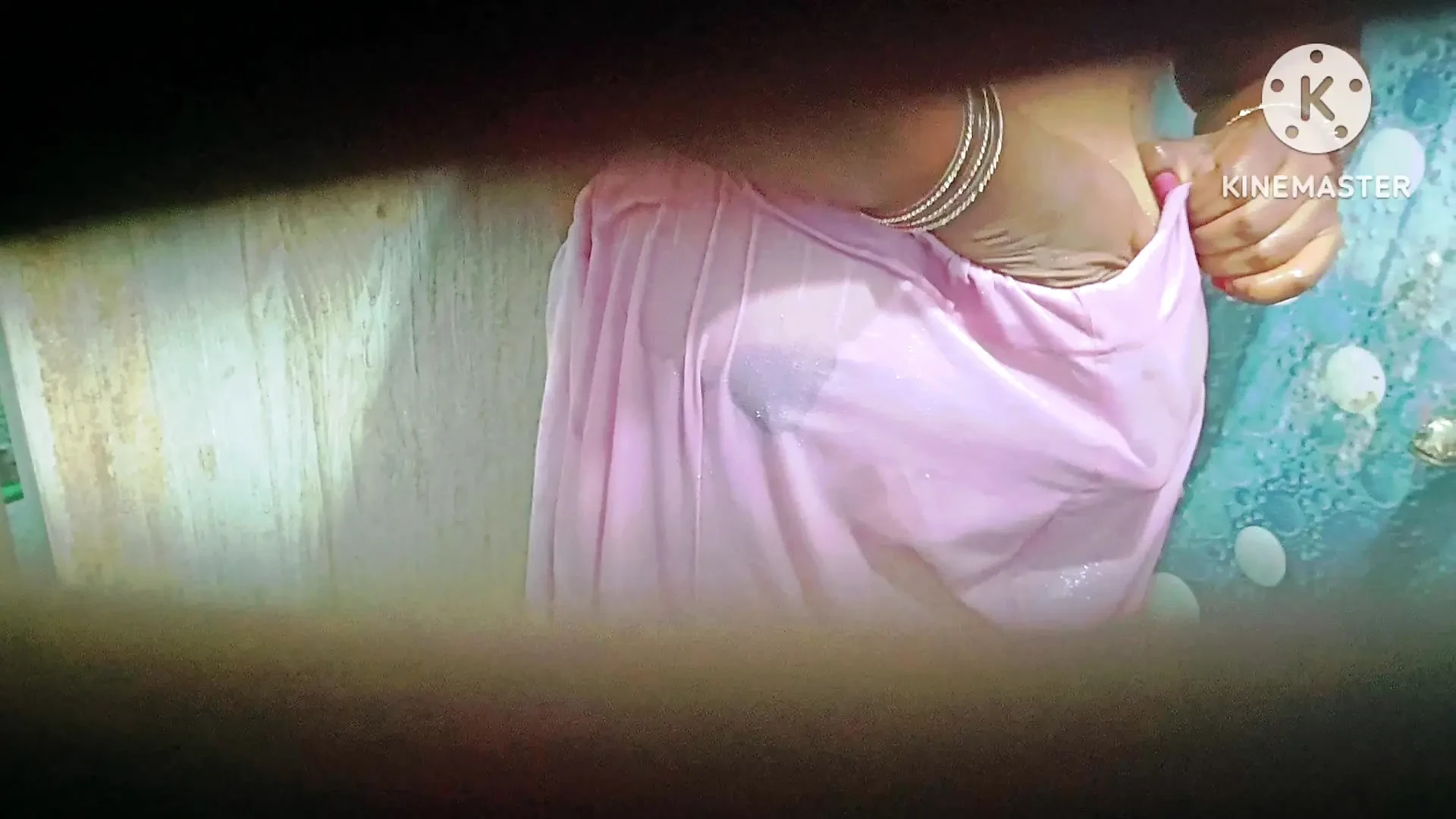 巨乳女孩洗澡并勾引她的继兄，当她知道他在偷窥她