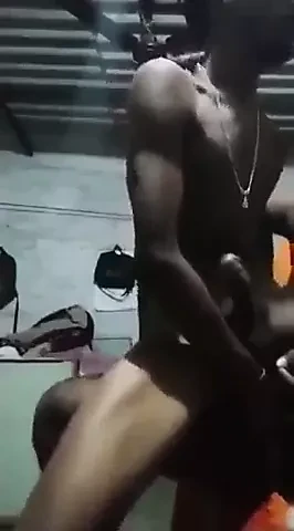 Hai chàng trai Ấn Độ