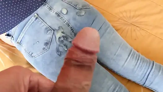 Ich masturbiere, während sie meine stiefmutter streichelt, während sie ruht, ich komme in ihren arsch