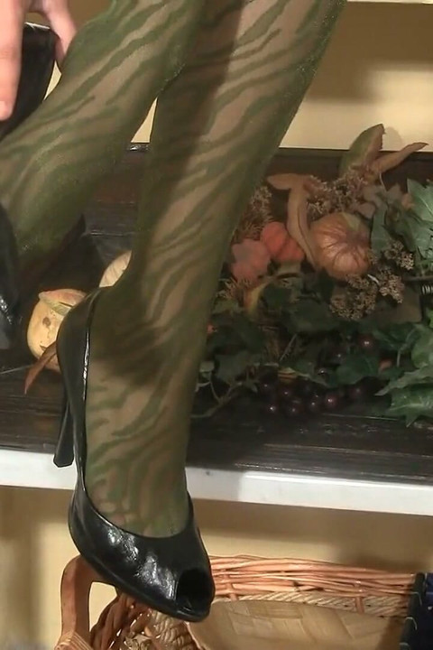 Barbara in her green nylon pantyhose