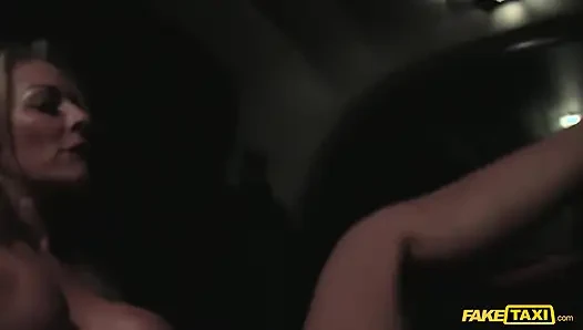 Fake taxi - muhteşem sarışın taksicinin zevki ve meme sikişleri için fit vücudunu sunuyor