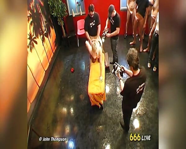 Blond Bukkake slampa pissed på och täckt i sperma av grupp
