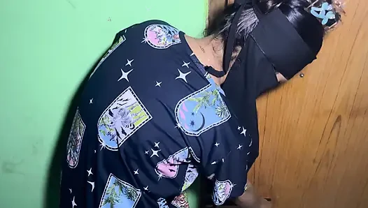 Tante tiba-tiba datang ke kamarku tengah malam dan dia keenakan banget dientot habis-habisan