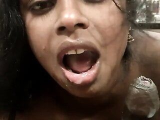 Тамильская девушка делает минет - сперма в рот