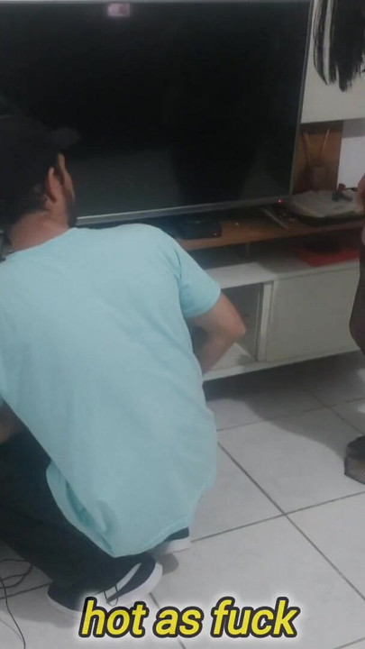 Momen yang mendebarkan dari "Ibu rumah tangga mengeluh kepada teknisi bahwa suaminya tidak memperhatikan pakaian dalam barunya. Cewek itu yang menaruhnya"