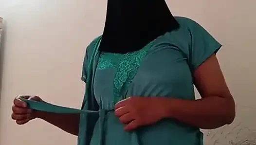 Ateşli evli kadın bikniyi çıkarıyor