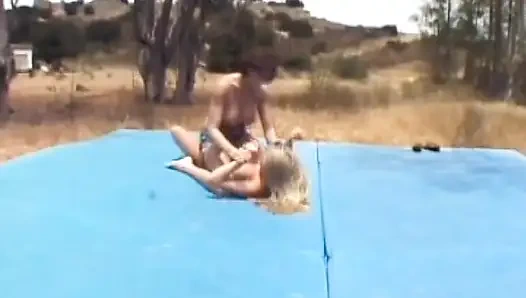 Cewek seksi perancis lagi asik aksi hot lesbian di luar ruangan