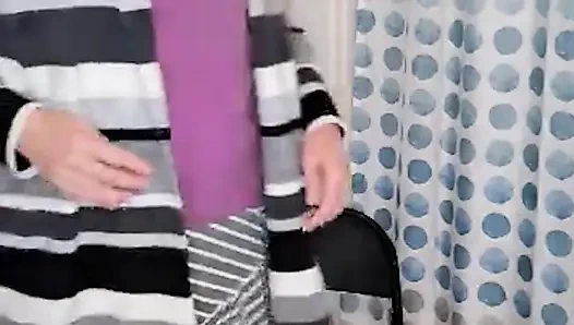 Ateşli orta yaşlı seksi kadın sandalyede dildosunu sikmeye çalışırken sorun yaşıyor!