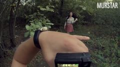 写真家は森の中で学生とセックスします