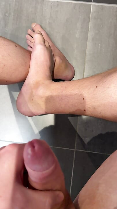 Long jerk and a massive cumshot on my feet!