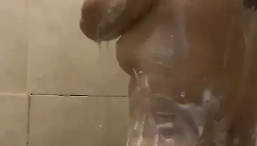 Selene принимает мыльный душ и становится супер горячей