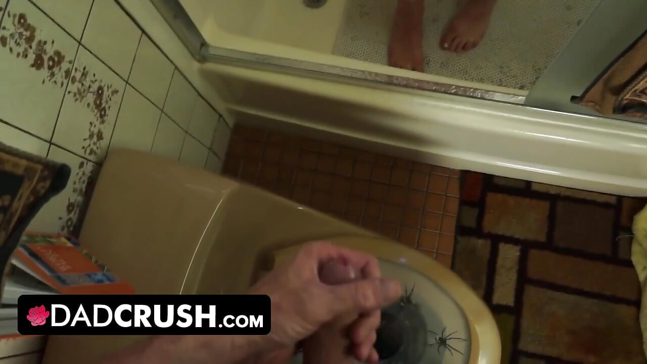 Dadcrush - viendo a su padrastro azotar su enorme polla mientras ve a su linda hijastra duchándose