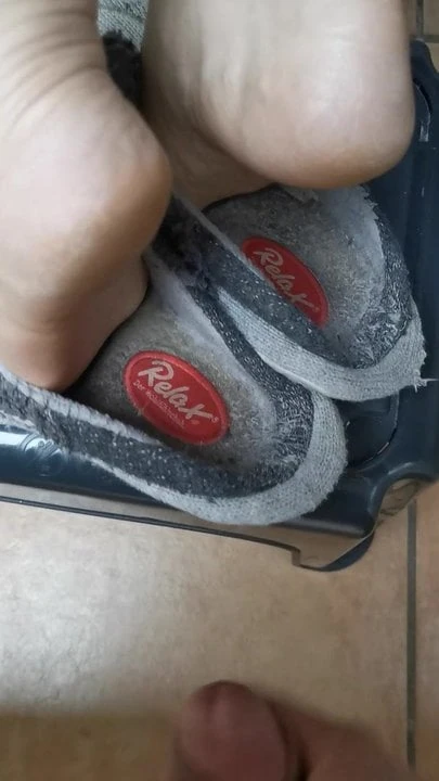Auf trockene Fersen in ausgelatschten Pantoffeln gespritzt