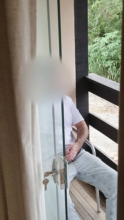 Geschokte stiefmoeder betrapt stiefzoon terwijl ze zich op het balkon aftrekt, maar helpt hem een einde te maken