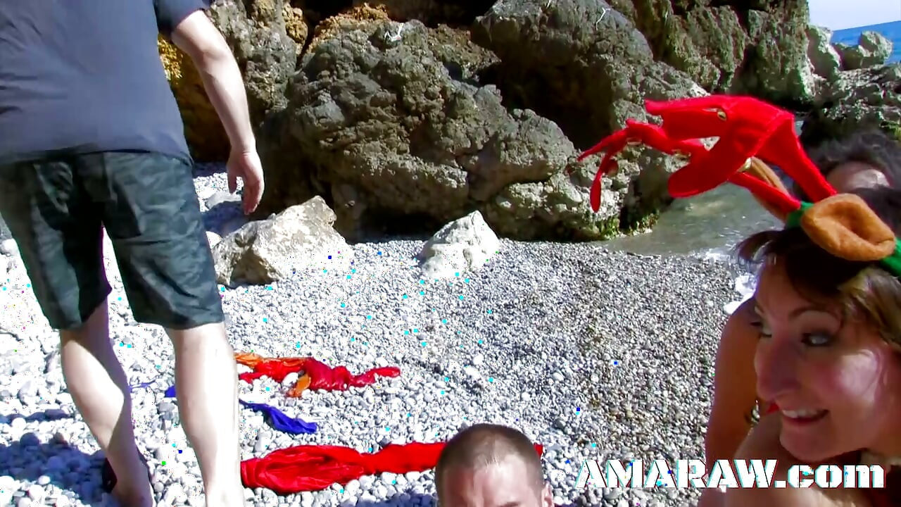Nathalie Vanadis och Charlotte de Castille tre vid stranden