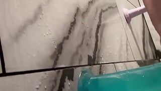 Großer dildo in der dusche