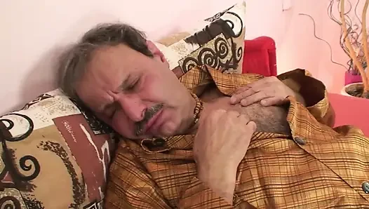 Adegan threesome yang lebih tua - 1_hairy remaja rambut pirang suka banget seks threesome sama pria dewasa