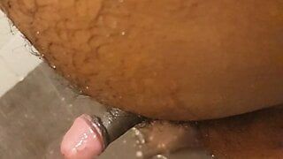 Mijn vriendin zuigt aan mijn penis tijdens het nemen van een bad