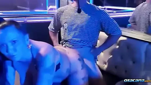Di dalam klub malam mahkota memberiku dia yang seksi