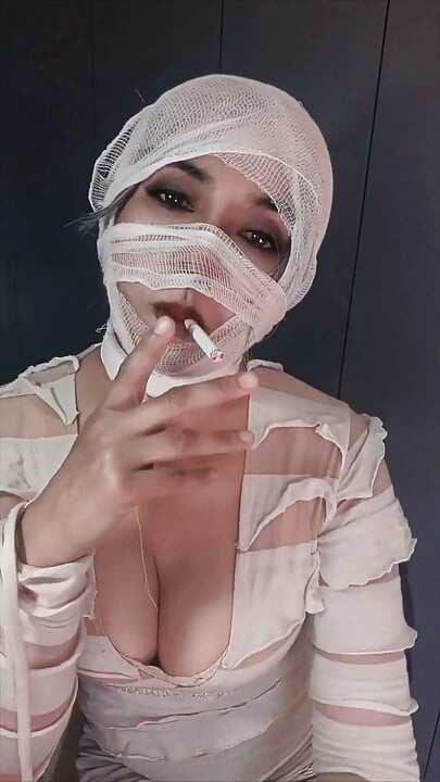 Halloween Mummy Ngồi Trên Mặt Bạn Khi Hút Thuốc