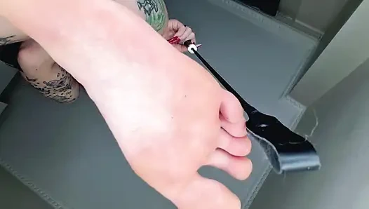 Вам нравятся великанши? Мы легко можем растоптать вас каблуками или ступнями. Подошвы, каблуки, фетиш на ступни