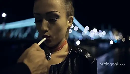 Sürtük geceleri uzun yarak emiyor ve yüzünü dölle kaplıyor