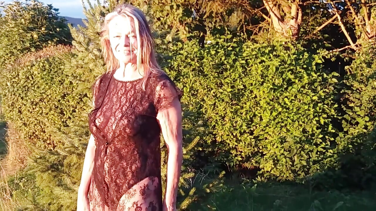La Abuela Lleva Un Traje Transparente Fuera.