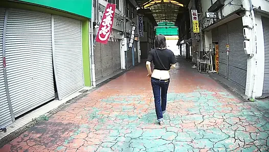 Tante seksi dengan celana jins ultra low rise di luar ruangan..