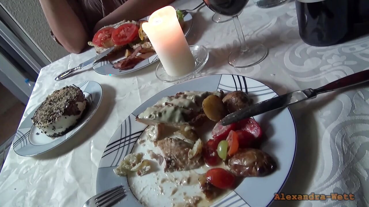 Extrême en public ! Orgie de léchage torride et de baise dans un restaurant
