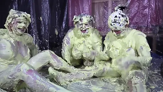 Cheyenne Hannah ve Skyler ile köpük eğlencesi