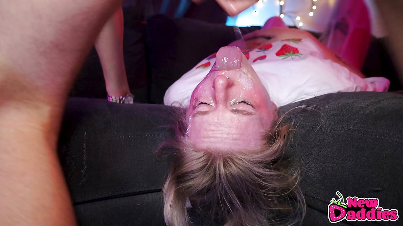 Loira prostituta recebe seu rosto fodido de cabeça para baixo