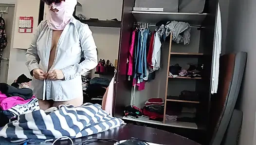 Amatör Kadın Kıyafetlerini Denerken Ve Keserken Eğleniyor.