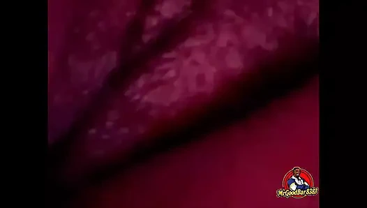 Cewek semok ini lagi asik muasin memeknya pakai mainan seks favoritnya